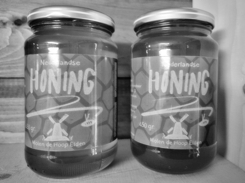 Nederlandse Honing van de imker bij de molen